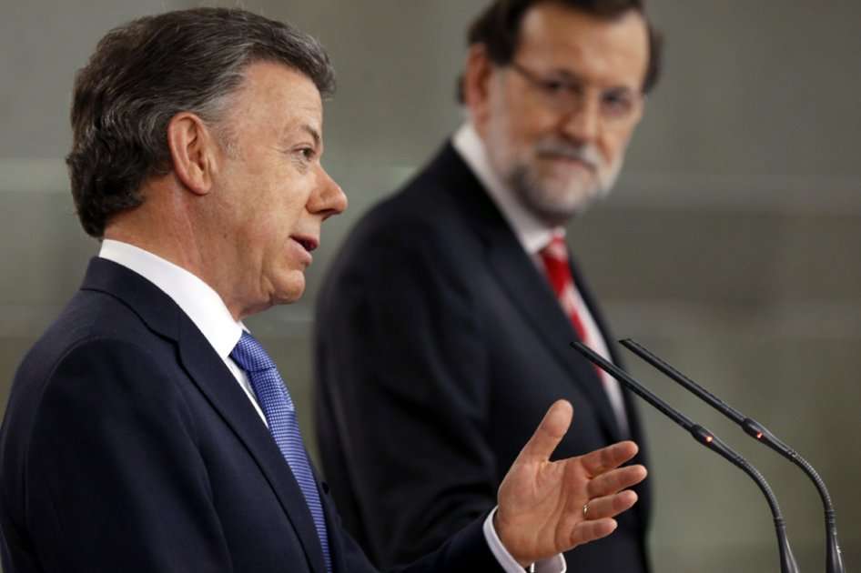 El presidente del Gobierno, Mariano Rajoy,d, y el presidente de Colombia, Juan Manuel Santos,durante la rueda de prensa conjunta que ofrecieron en el Palacio de La Moncloa, Epaña. / EFE