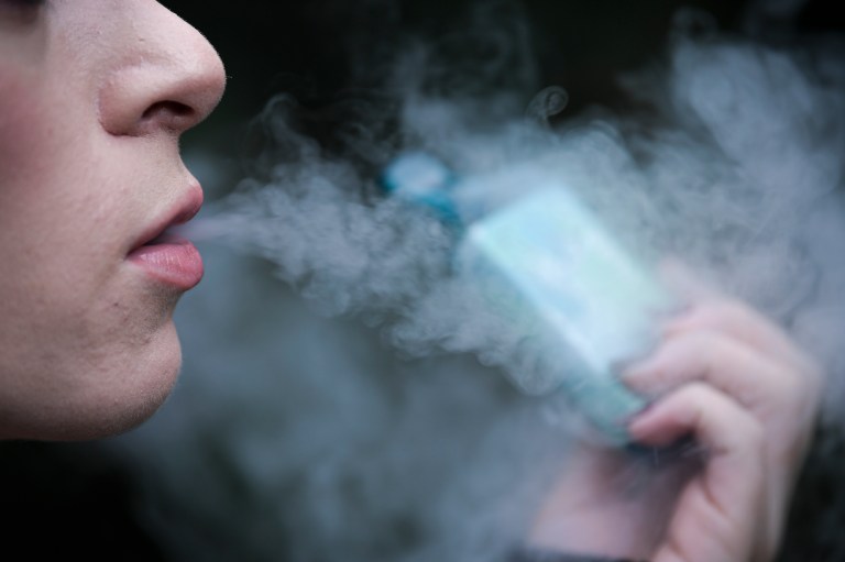 ¿Por qué quieren esconder los vapeadores y cigarrillos de las tiendas?
