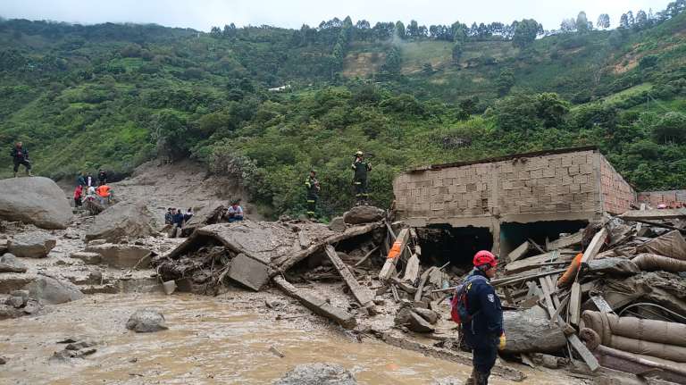 AME3917. QUETAME (COLOMBIA), 18/07/2023.- Fotografía cedida por la Policía Nacional de Colombia que muestra a miembros de organismos de rescate en la zona donde ocurrió una avalancha en Quetame, Cundinamarca (Colombia). Al menos seis personas muertas, seis heridos y varios desaparecidos dejó una avalancha de barro y agua ocurrida en la localidad de Quetame, en el departamento colombiano de Cundinamarca, situado en el centro del país, tras las fuertes lluvias del lunes, informaron este martes fuentes oficiales.EFE/ Policía De Colombia / SOLO USO EDITORIAL/ SOLO DISPONIBLE PARA ILUSTRAR LA NOTICIA QUE ACOMPAÑA (CRÉDITO OBLIGATORIO) MÁXIMA CALIDAD DISPONIBLE