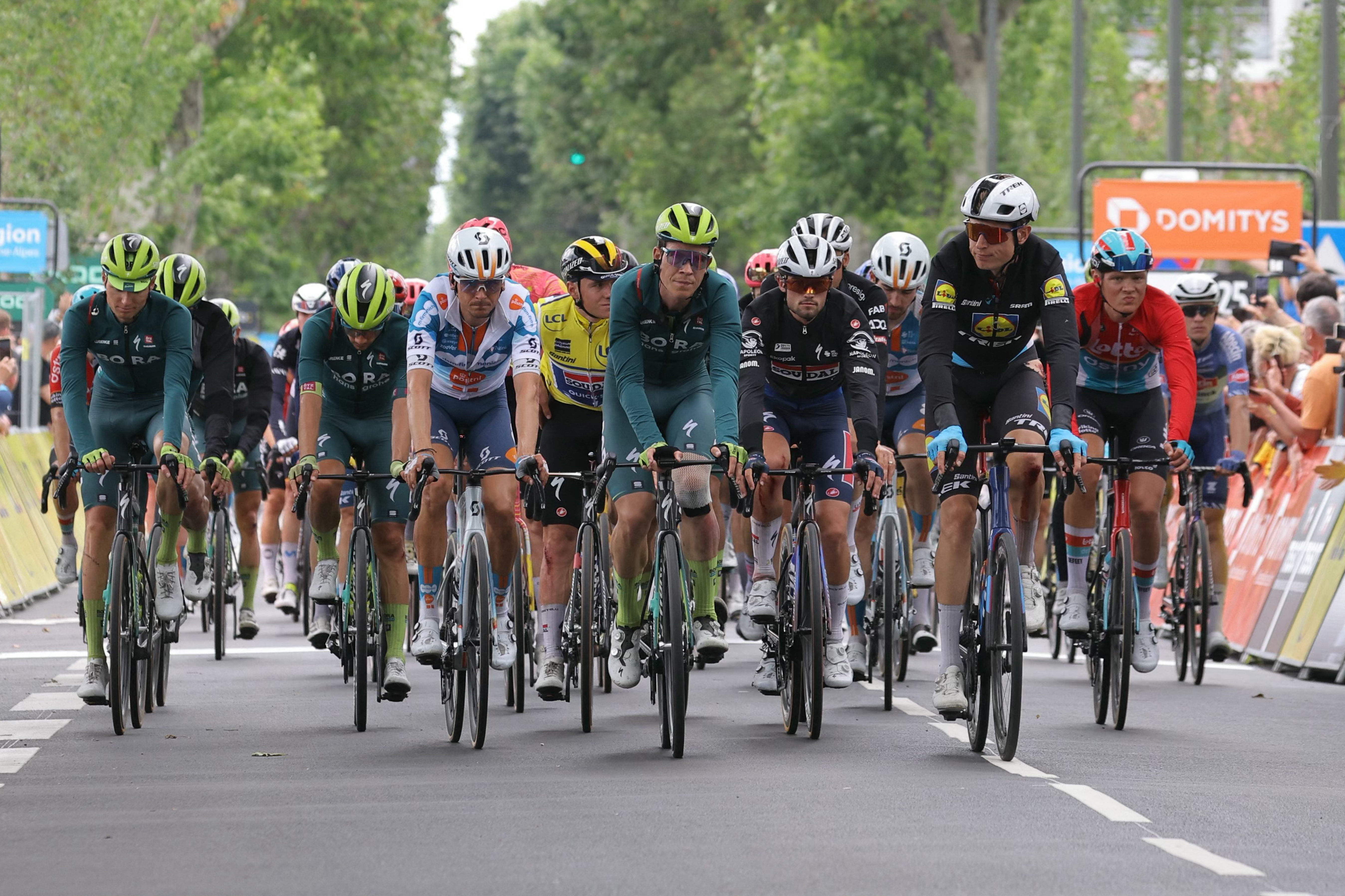 El pelotón cruzó la meta de la quinta etapa del Dauphiné sin exigencia competitiva, pues la etapa había sido neutralizada por una caída masiva en los kilómetros finales.