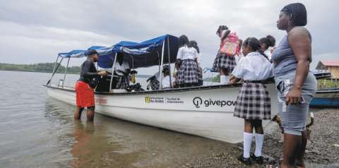 Entregaron el primer bote eléctrico para movilizar estudiantes; ahora, necesitan un colegio
