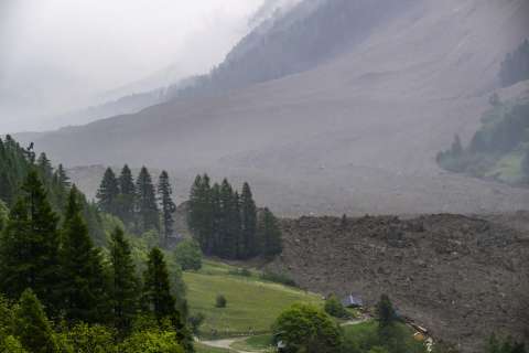 Avalancha en los Alpes suizos: ¿Cómo lograron salvarse los habitantes del pueblo?