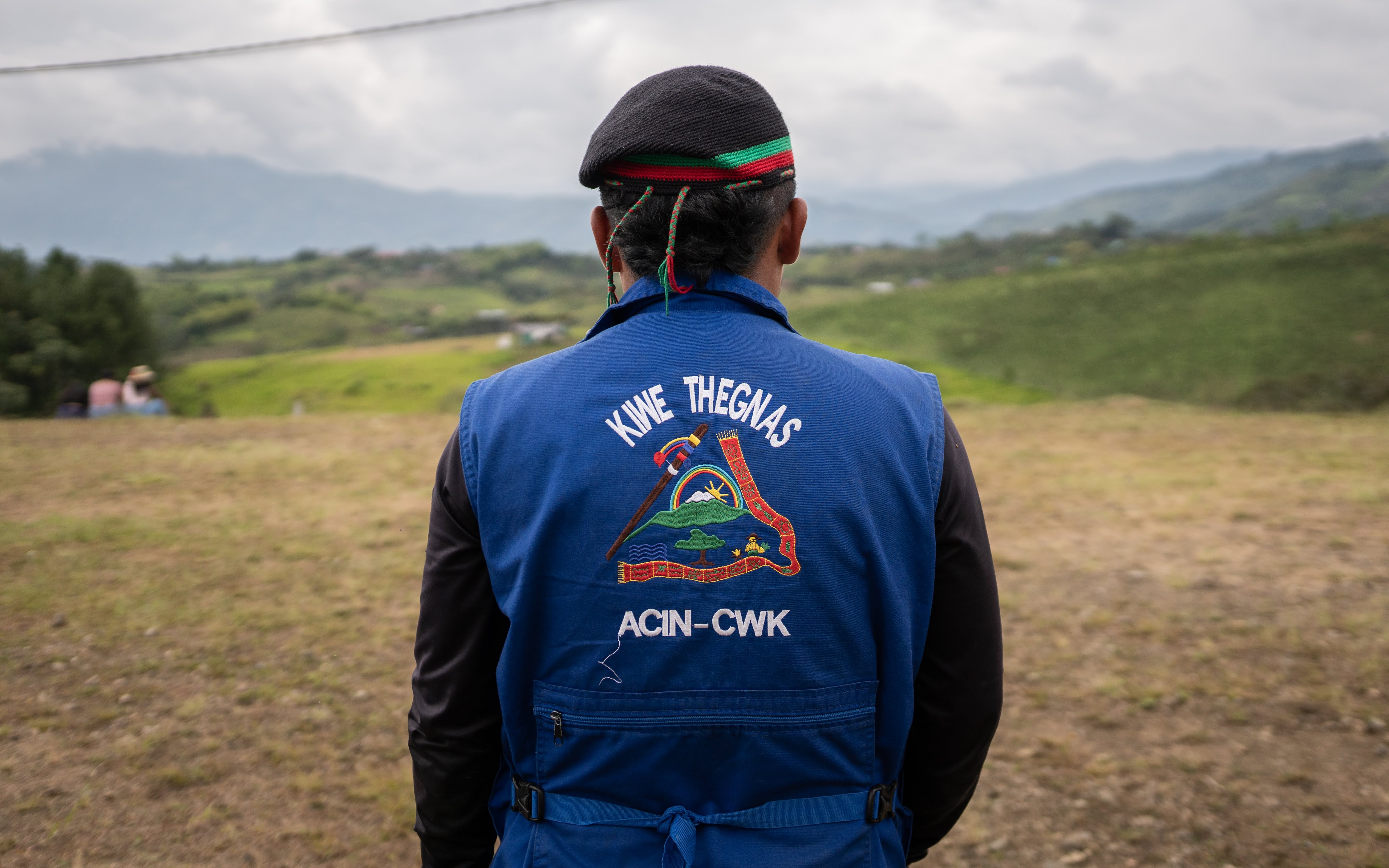 Miembros de la guardia indígena del Cauca (kiwe thegnas), que defienden sin armas el territorio, exigen que los grupos ilegales respeten su vida y su autonomía.