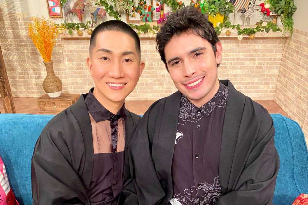 Juan Pablo Reyes y su esposo el monje budista Kodo Nishimura en el programa del canal educativo de la televisión pública NHK emitido el viernes 5 de abril.