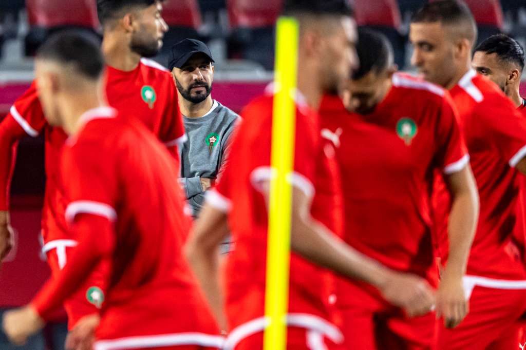 Doha (Qatar), 13/12/2022.- Morocco's head coach Walid Regragui (C-L) leads his team's training session in Doha, Qatar, 13 December 2022. Morocco will face France in their FIFA World Cup 2022 semi final soccer match on 14 December 2022. (Mundial de Fútbol, Francia, Marruecos, Catar) EFE/EPA/MARTIN DIVISEK