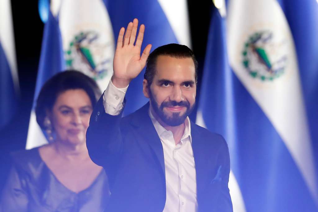 -FOTODELDÍA- ES4001.SAN SALVADOR (EL SALVADOR) 29/02/2024- El presidente electo Nayib Bukele, saluda durante la ceremonia de entrega de credencial electoral este jueves, en el Teatro Nacional, en San Salvador (El Salvador). El Tribunal Supremo Electoral (TSE) le entregó este jueves a Nayib Bukele su credencial como presidente electo para el período 2024-2029, tras lograr el pasado 4 de febrero la reelección inmediata para un segundo periodo consecutivo a pesar que la Constitución lo prohíbe. EFE/Rodrigo Sura