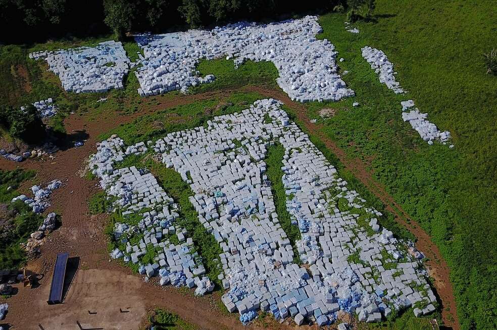 El agua, que se encontró vencida, no fue destinada para ayudar a las víctimas del huracán María, y se encontró tirada en una finca privada de Puerto Rico. / AFP