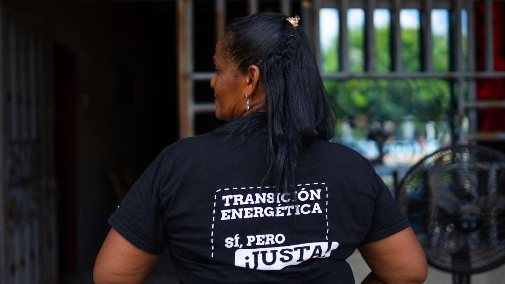 Domélica Muñoz, exoperaria de camión minero, nos enseña su camiseta con el mensaje "transición energética sí, pero justa".