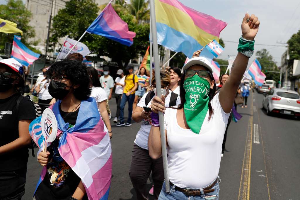 ES2003.SAN SALVADOR (EL SALVADOR) 17/05/2022- Miembros de diferentes colectivos transgénero marcharon en el marco del Día Internacional contra la Homofobia hoy, en San Salvador (El Salvador). Un grupo de mujeres y hombres transgénero y transexuales exigieron este martes en El Salvador, con motivo del Día Internacional contra la Homofobia, la Transfobia y la Bifobia, que se hagan valer sus derechos humanos fundamentales, como el acceso a la educación, salud y trabajo digno, y urgieron al Congreso la aprobación de una ley de identidad de género. EFE/Rodrigo Sura