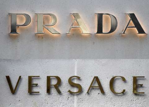 Se aprueba la compra de Versace por Prada: nace un gigante del lujo en Italia