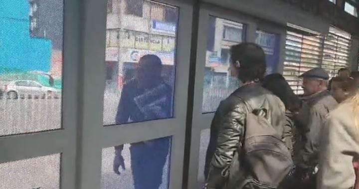 En video quedó registrado como una persona trata de ingresar a una estación de Transmilenio sin pagar pasaje, finalmente no lo logra su cometido por las puertas anticolados.
