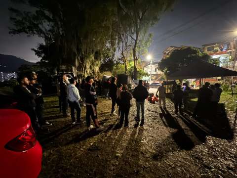 Con plantón, piden al Gobierno reactivar mesa con bandas tras fiesta en la cárcel de Itagüí