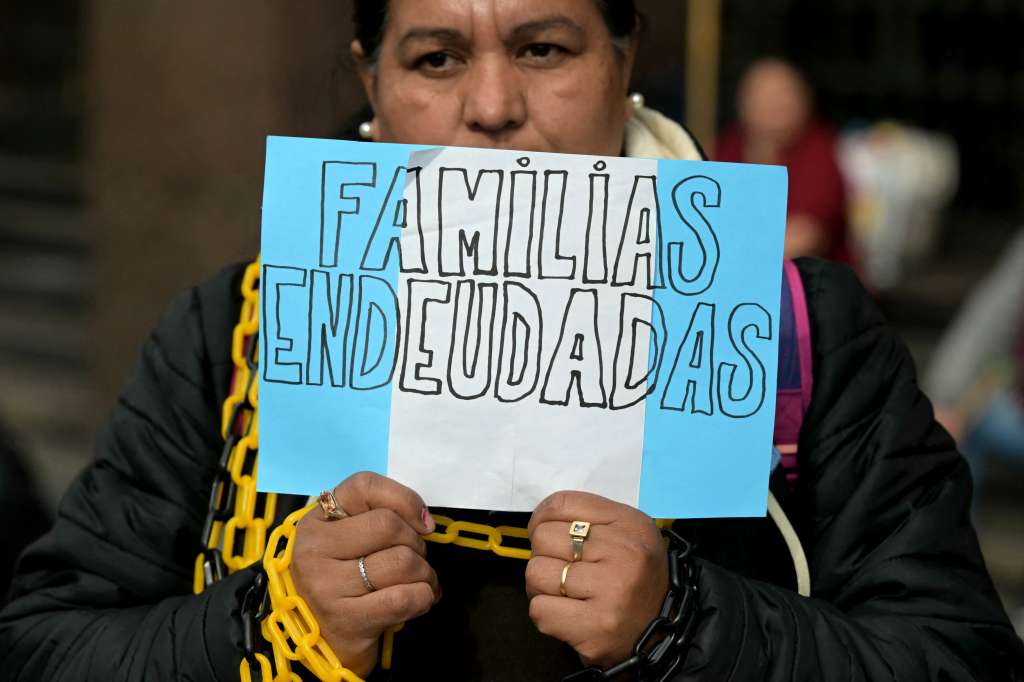 Una mujer protesta en Argentina por las tasas de interés que las plataformas digitales les cobran a los usuarios de escasos recursos.