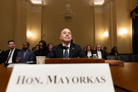 “Impeachment a Mayorkas, jefe de migración de Biden, se cae en Senado de EE. UU.