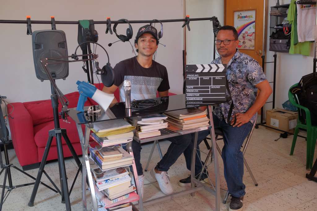 Luiger de Jesús Mendivi , de 17 años, en el estudio de grabación de Narrarte, junto a Carlos Diaz Acevedo.