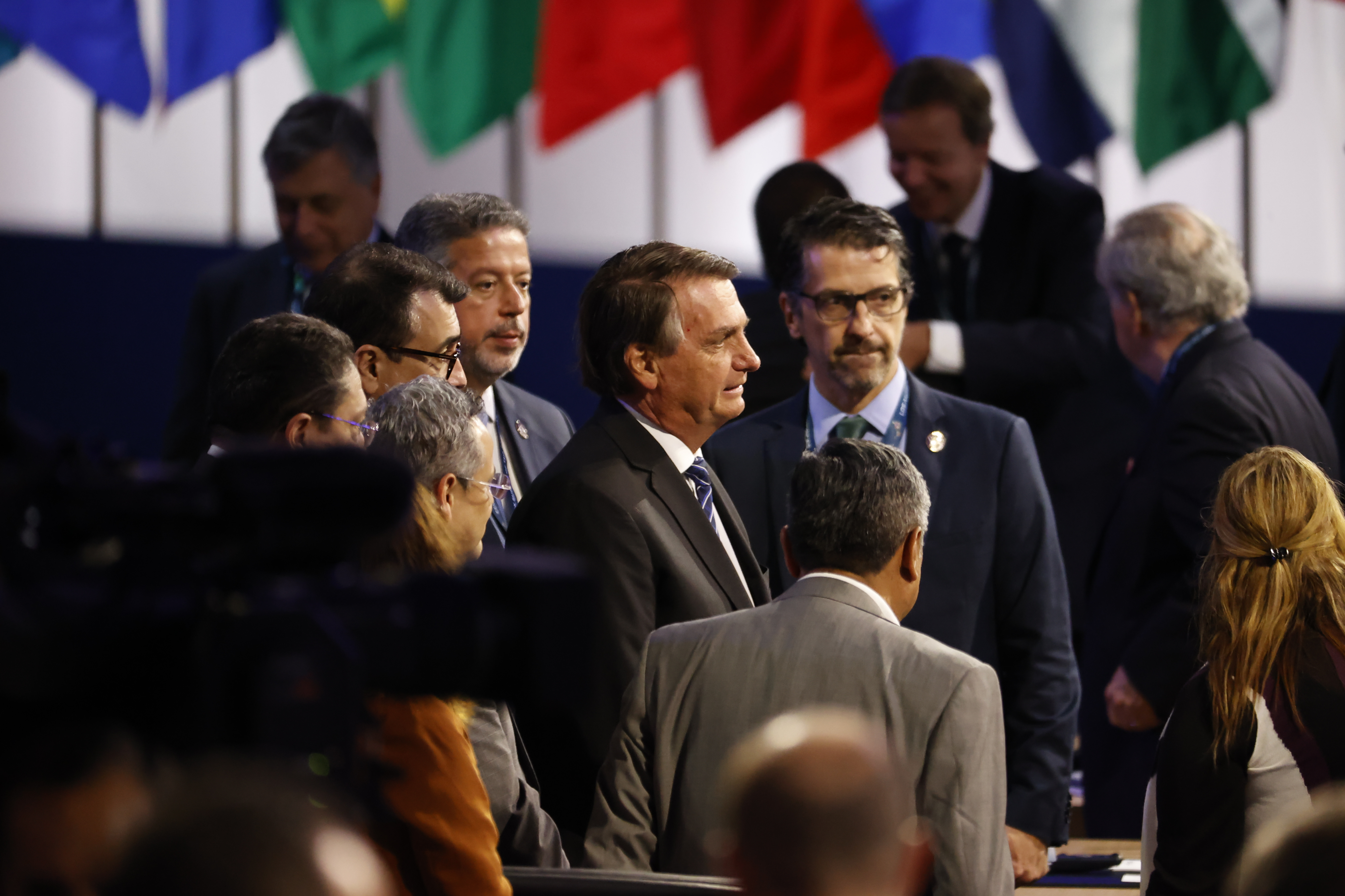 LOS ÁNGELES (CA, EE.UU.), 09/06/2022.- El presidente de Brasil, Jair Bolsonaro (c), asiste a la primera sesión plenaria de la novena Cumbre de las Américas hoy, en el Centro de Convenciones de Los Ángeles, California (EE.UU.). EFE/ Alberto Valdes