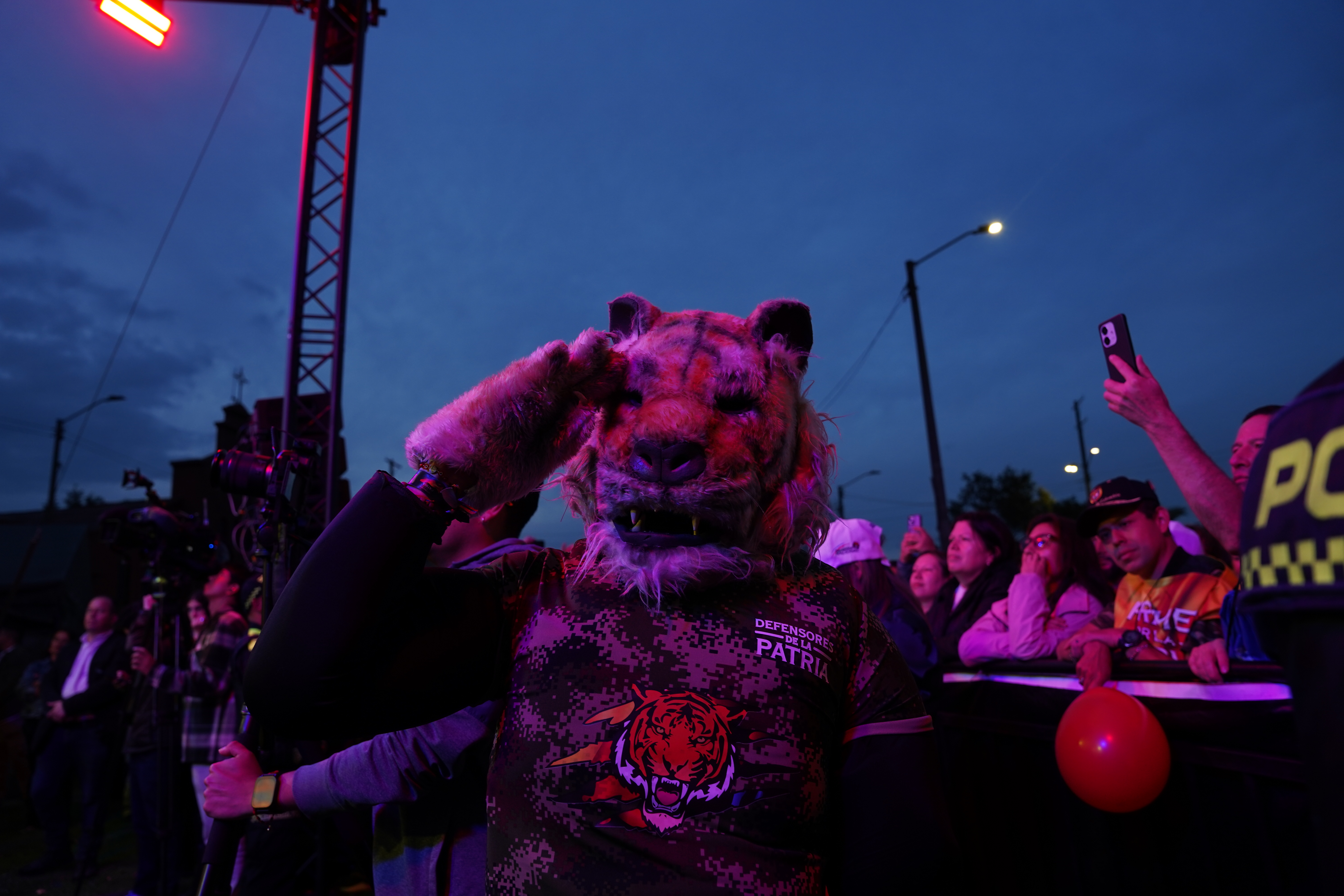 En todos los eventos públicos de Abelardo de la Espriella está un hombre disfrazado de tigre, que hace las veces de animador del público mientras baila.