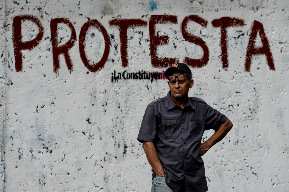 Otras protestas menores se han registrado en los últimos días en Caracas y otras ciudades por la ausencia de la carne de cerdo prometida por el gobierno para las fiestas navideñas. / AFP