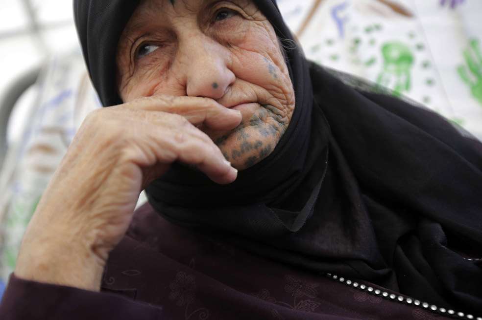 Una anciana siria espera su turno en un centro de registro de Acnur en Trípoli, Líbano. / AFP