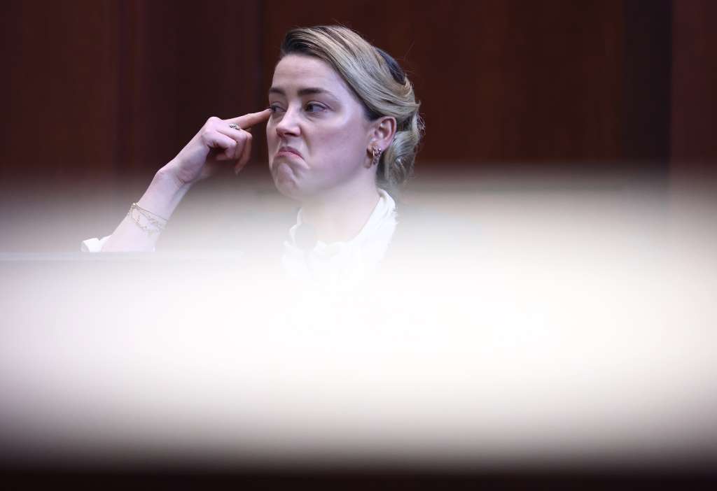 Fairfax (United States), 05/05/2022.- US actress Amber Heard reacts on the stand during the 50 million US dollar Depp vs Heard defamation trial at the Fairfax County Circuit Court in Fairfax, Virginia, USA, 05 May 2022. Johnny Depp's 50 million US dollar defamation lawsuit against Amber Heard that started on 10 April is expected to last five or six weeks. (Estados Unidos) EFE/EPA/JIM LO SCALZO / POOL
