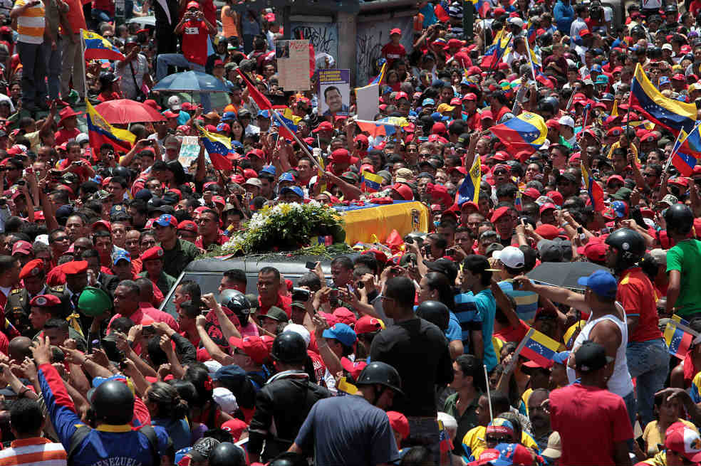 Miles de personas acompañaron la carroza con el féretro de Hugo Chávez en su recorrido por Caracas./ AFP