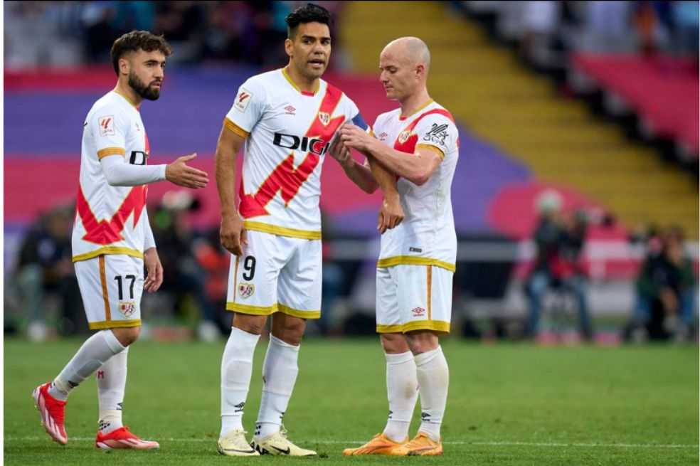 El colombiano Radamel Falcao García recibió la capitanía en su último partido con el Rayo Vallecano.
