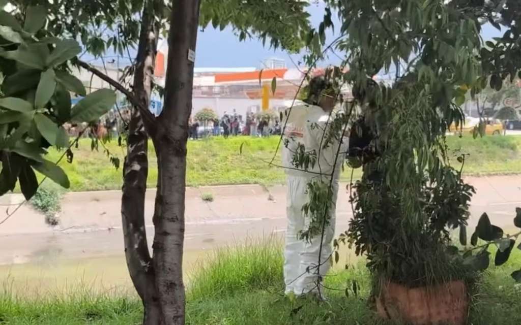 Restos humanos fueron hallados esta mañana en un caño de Barrios Unidos. Autoridades investigan el caso y buscan establecer la identidad de la víctima.