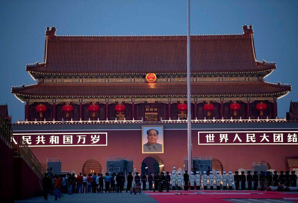 Guardias chinos se forman frente a la Puerta de Tiananmen en Beijing el 30 de septiembre de 2019, un día antes del 70 aniversario de la fundación de la República Popular de China. / AFP
