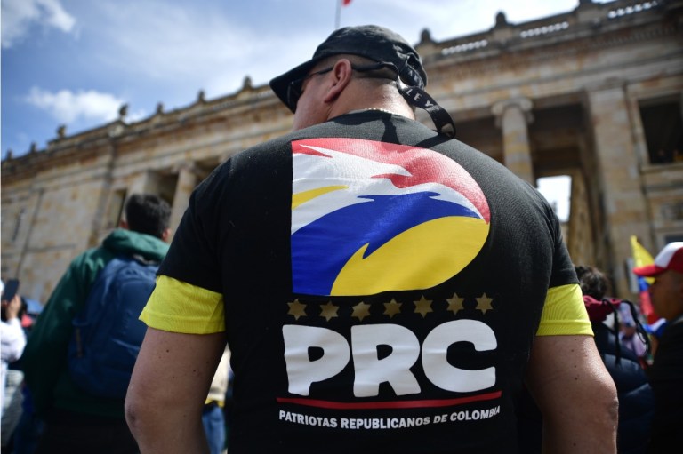 Entre los manifestantes algunos portaban camisas que representaban un presunto movimiento denominado Patriotas Republicanos de Colombia.