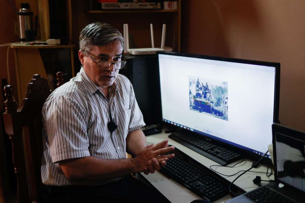 AME7768. ASUNCIÓN (PARAGUAY), 22/06/2025.- El diseñador gráfico Hugo Gunsett habla en una entrevista con EFE este miércoles, en Asunción (Paraguay). La inexistencia de fotografías a color de la Guerra del Chaco entre Paraguay y Bolivia (1932-1935) motivó a Gunsett a colorear las imágenes en blanco y negro que encontró en internet y en archivos públicos. EFE/ Juan Pablo Pino