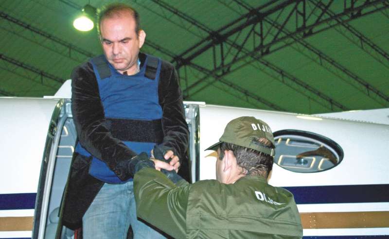 El exjefe paramilitar Salvatore Mancuso cuando estaba siendo extraditado a Estados Unidos, en 2008.