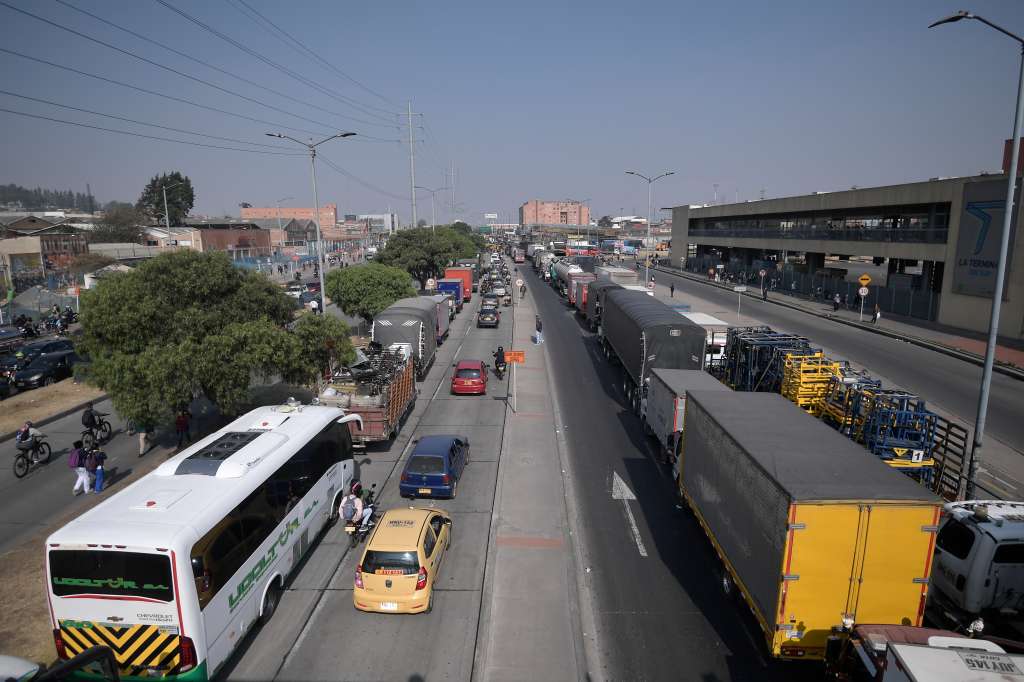 Transportadores protestan y bloquean vías en Bogotá, por el alza del combustible ACPM; A esta protesta se unió el gremio de motociclistas que trabaja con plataformas.