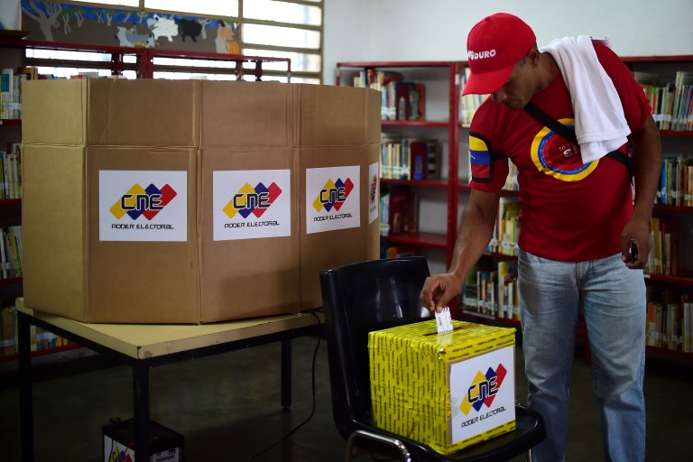 Los venezolanos eligen alcaldes en clima de escepticismo