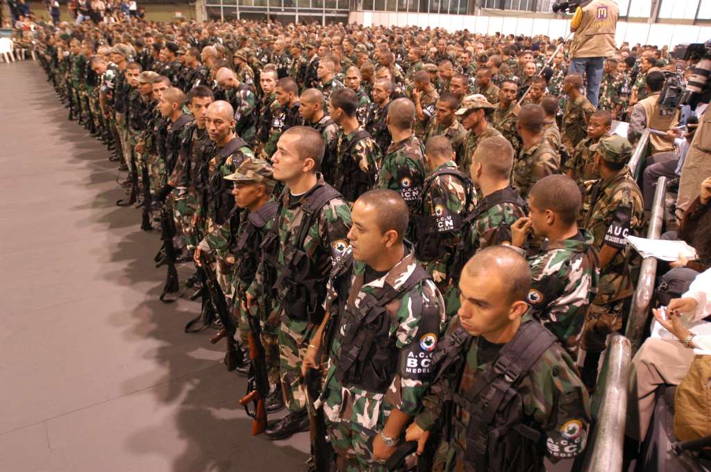 Aspectos de la ceremonia de desmovilización en la ciudad de Medellín, además de varios aspectos de la entrada del sitio de resocialización en La Ceja