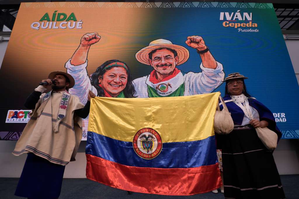 Senador y candidato presidencial, llega a la registraduría para inscribir su candidatura a la presidencia del 2026.