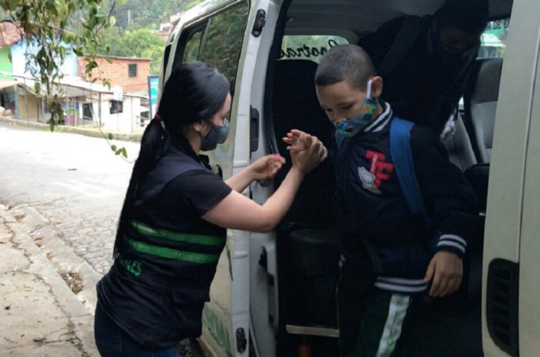 Medellín reactiva transporte escolar para estudiantes que están en alternancia