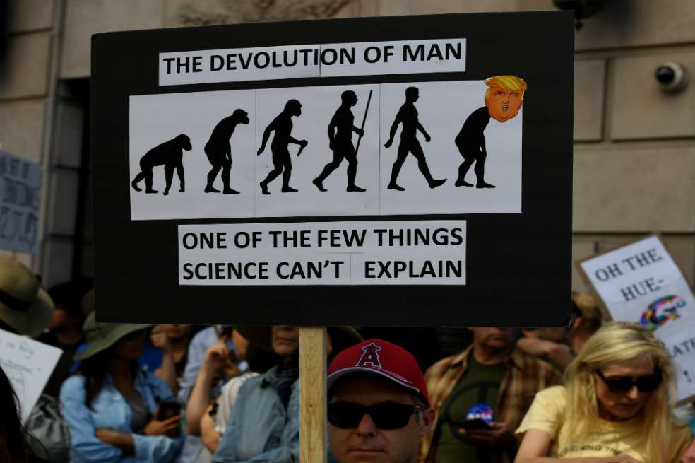 Cartel en protesta a Donald Trump. / AFP