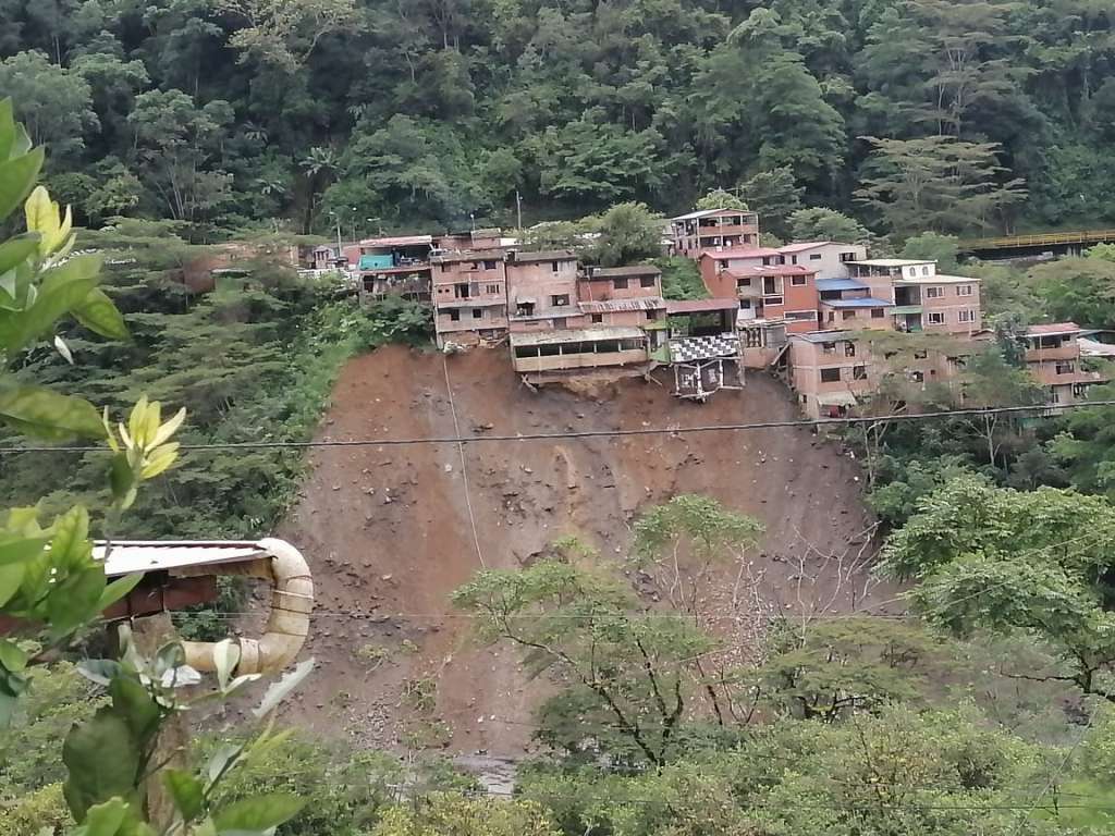 Casas al borde de un abismo.