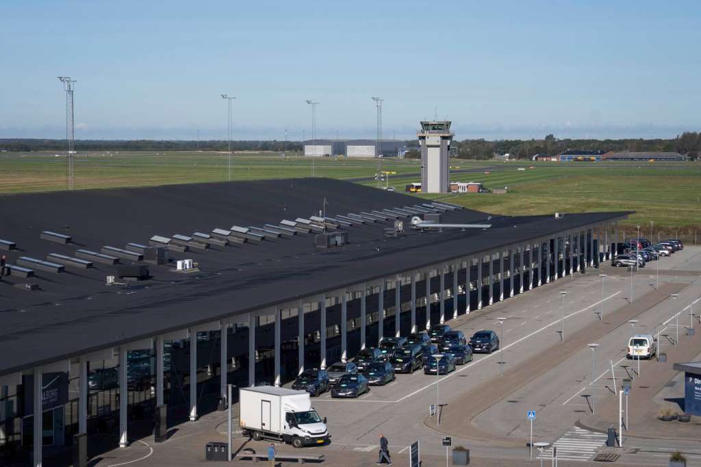 Aalborg (Denmark), 25/09/2025.- A general aerial view of Aalborg Airport, in Aalborg, Denmark, 25 September 2025. The airspace over Aalborg Airport was closed overnight after drones were observed over the airport, according to the police. The incident occurred days after drones were spotted near Copenhagen Airport on the evening of 22 September, forcing its closure for a few hours. (Dinamarca, Copenhague) EFE/EPA/BO AMSTRUP DENMARK OUT