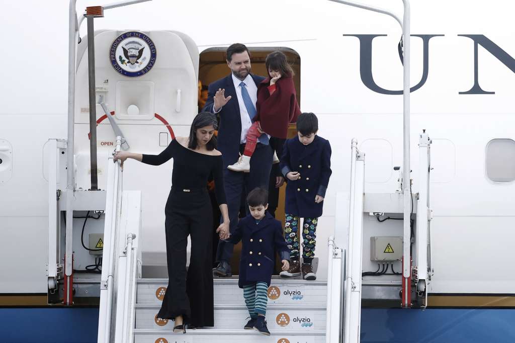 Orly (France), 10/02/2025.- US Vice President JD Vance (top), his wife Usha Vance (L) and kids arrive at the Orly Airport near Paris, France, 10 February 2025, ahead of the Artificial Intelligence (AI) Action Summit. The summit takes place from 10 to 11 February. (Francia) EFE/EPA/YOAN VALAT