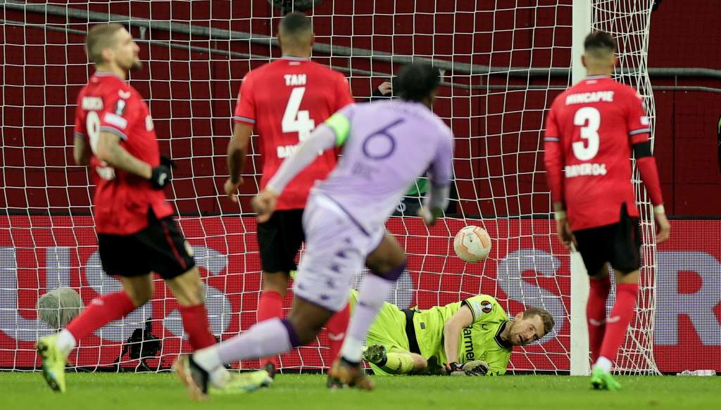 Leverkusen (Germany), 16/02/2023.- Monaco's Axel Disasi (C) scores against Leverkusen goalkeeper Lukas Hradecky (2-R) the winning goal in the UEFA Europa League play-off, 1st leg match between Bayer Leverkusen and AS Monaco in Leverkusen, Germany, 16 February 2023. (Alemania) EFE/EPA/Friedemann Vogel