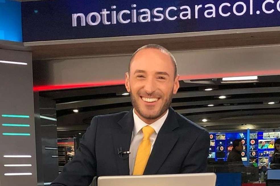Tras la salida de Juan Diego Alvira, llegó el periodista que ahora acompaña a Alejandra Giraldo en la primera emisión de Noticias Caracol. Conócelo aquí.
