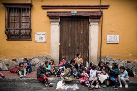 120 familias indígenas completan 24 horas frente a Ministerio de Vivienda