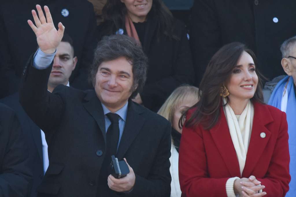 AME530. BUENOS AIRES (ARGENTINA), 09/07/2024.- El presidente de Argentina, Javier Milei (c), saluda junto a la vicepresidenta de Argentina, Victoria Villarruel, durante el desfile militar en el marco de los festejos del Día de la Independencia este martes, en Buenos Aires (Argentina). EFE/ Matías Martín Campaya