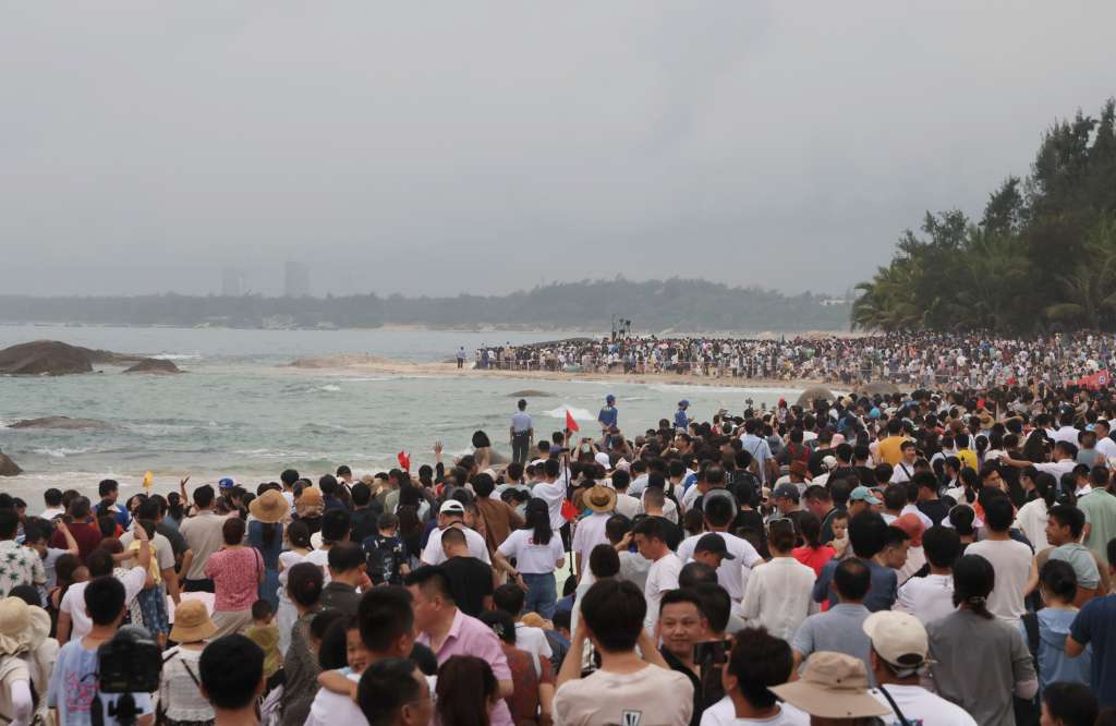 Wenchang (China), 03/05/2024.- People wait to watch the launch of the Chang'e-6 lunar probe in south China's Hainan Province, 03 May 2024. A Long March-5 rocket, carrying the Chang'e-6 spacecraft, blasted off from its launchpad at the Wenchang Space Launch Site on the coast of China's southern island province of Hainan on 03 May. EFE/EPA/XINHUA / JIN LIWANG CHINA OUT / UK AND IRELAND OUT / MANDATORY CREDIT EDITORIAL USE ONLY EDITORIAL USE ONLY EDITORIAL USE ONLY