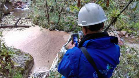 Continúan trabajos de reparación en río “Quebradahonda” por derrame de petróleo