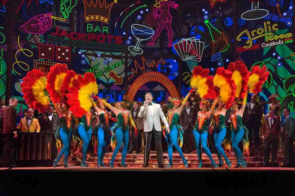 En ‘Rigoletto’, el tenor polaco Piotr Beczala es un ‘playboy’ que se ve tan bien como canta, porque siempre luce un esmoquin blanco. / Cortesía Cine Colombia