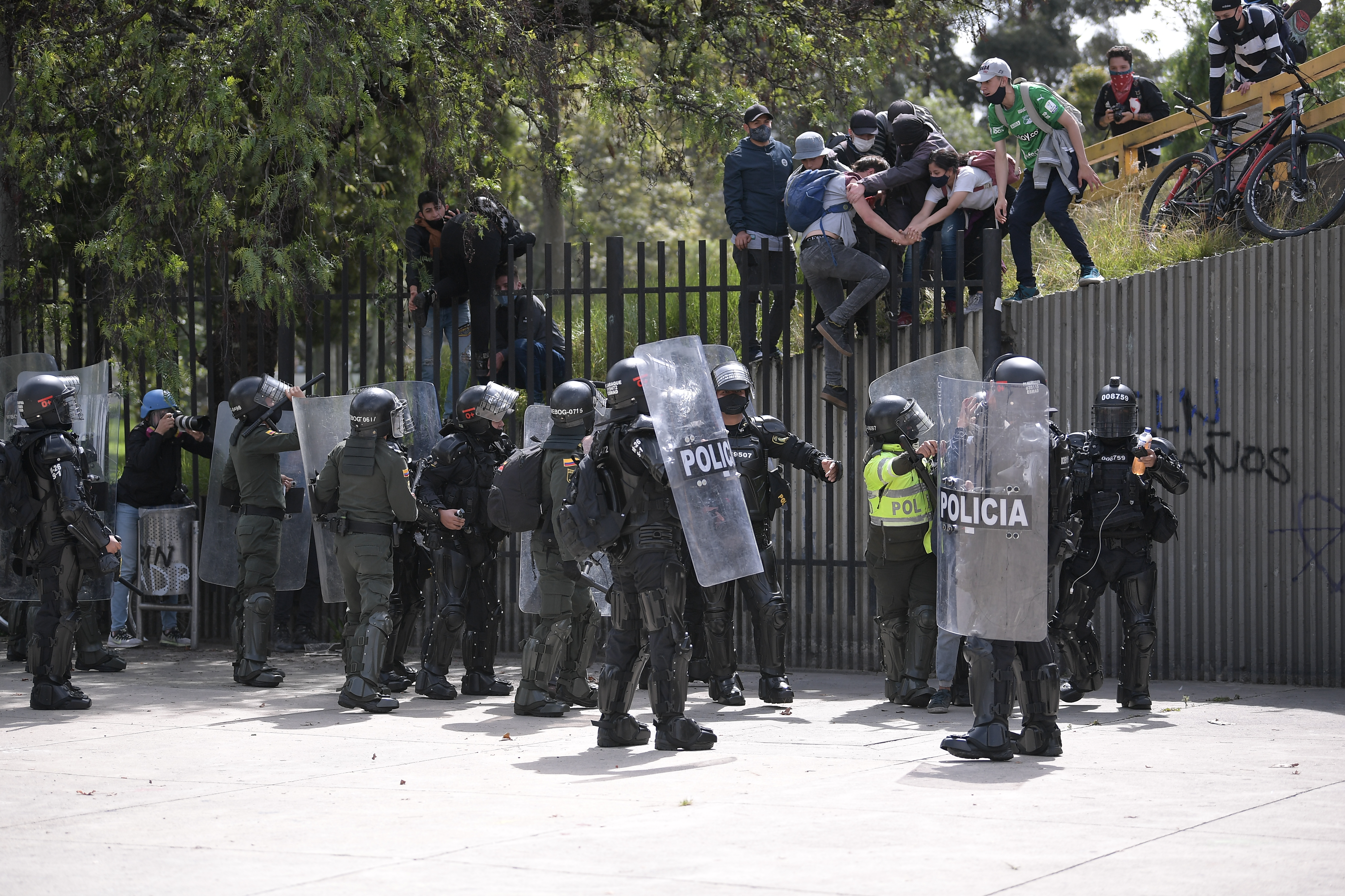 Protestas y disturbios entre estudiantes de la Universidad Nacional y la Policía sobre la Calle 26.