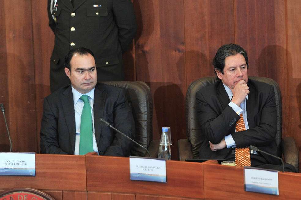 Los magistrados de la Corte Constitucional Jorge Pretelt (izq.) y Mauricio González se enfrentan por un presunto caso de soborno. / David Campuzano
