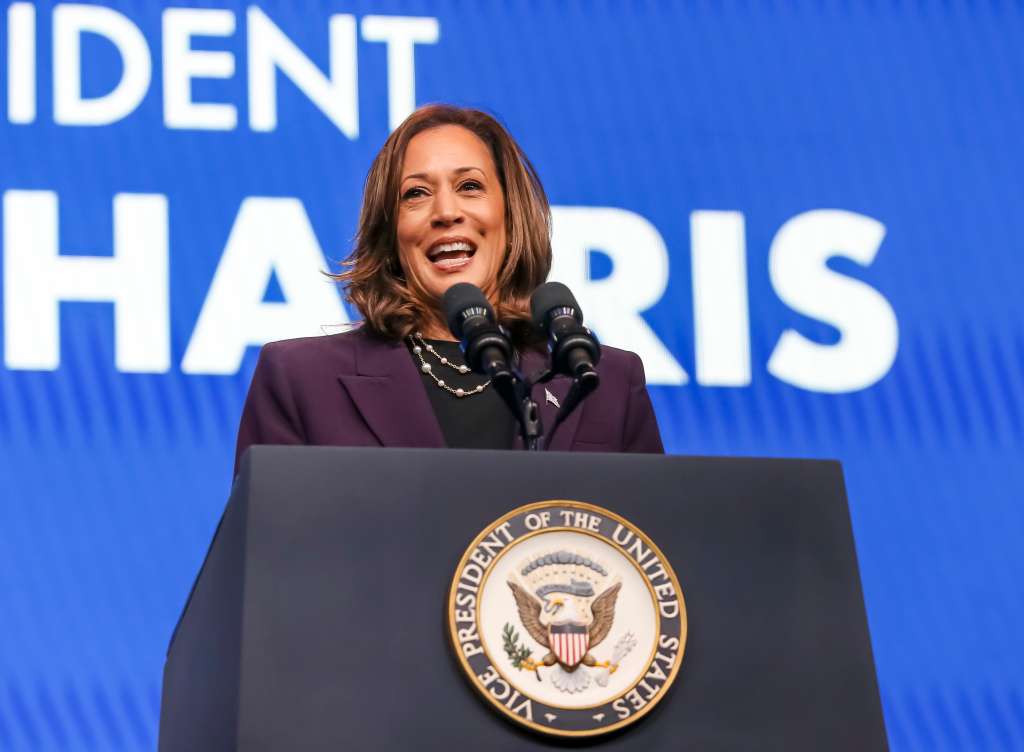 EA4041. BOGOTÁ (COLOMBIA), 31/07/2024.- Fotografía de archivo del 25 de julio de 2024 de la vicepresidenta Kamala Harris hablando durante una reunión de la Federación Americana de Docentes en Houston, Texas (EE. UU). La entrada de la vicepresidenta de Estados Unidos, Kamala Harris, en la carrera electoral después de que el presidente, Joe Biden, renunciara a presentarse a la reelección ha disparado las ganas de votar de los demócratas el próximo noviembre. EFE/ Leslie Plaza Johnson